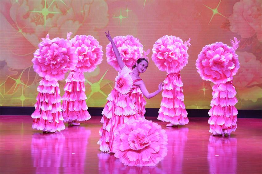 华体线上平台,华体（中国）2019年度工作动员大会---舞蹈《花开树恩》